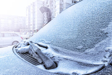 eliminar hielo de la luna del coche con alud