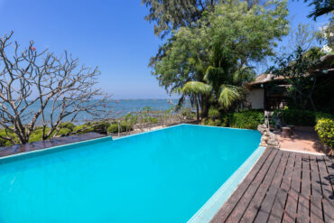 piscina con jardín